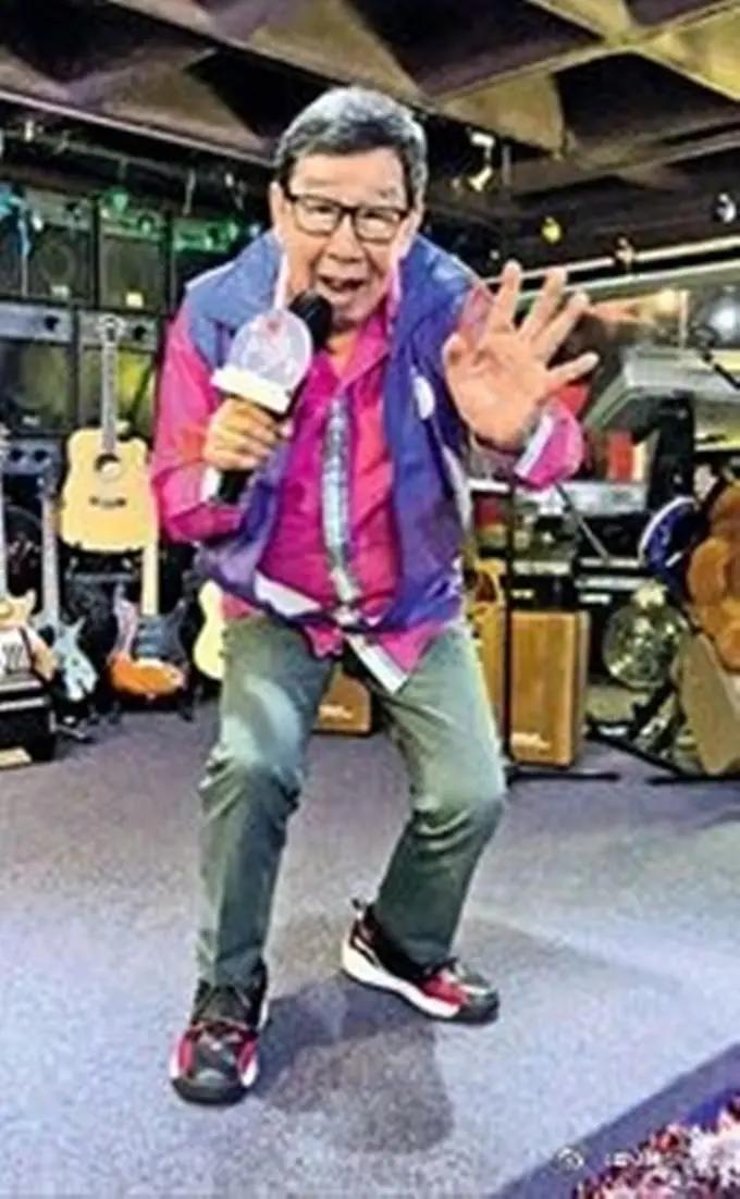 88岁胡枫与罗兰开直播 表现活跃精神好 两人形影不离感情深