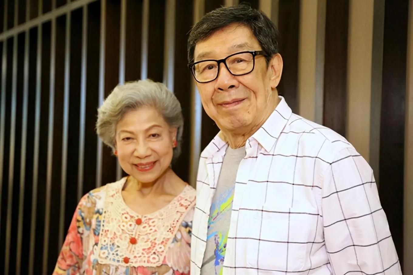 88岁胡枫与罗兰开直播 表现活跃精神好 两人形影不离感情深