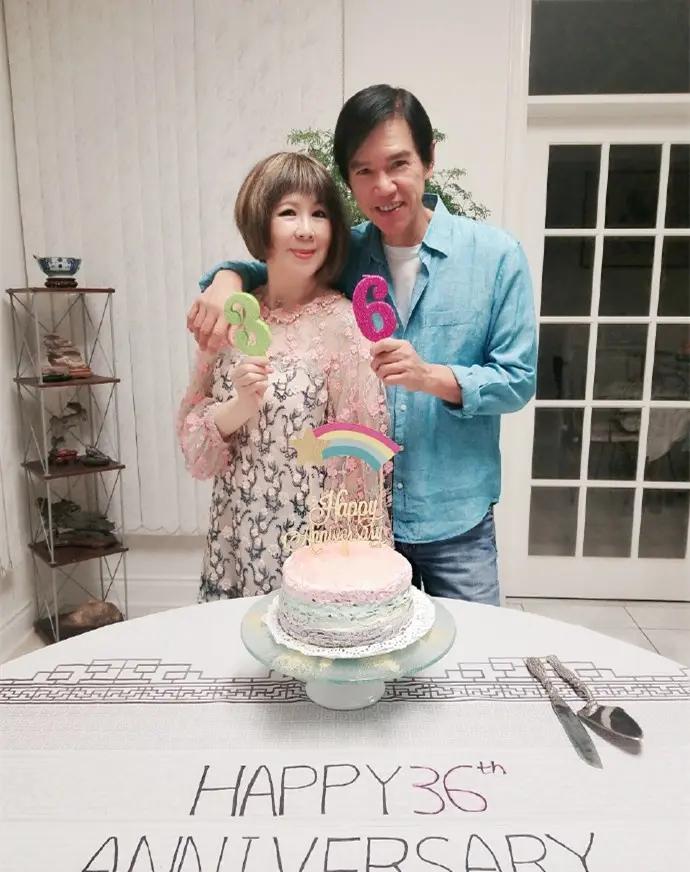 林嘉华夫妇庆结婚36年 相拥切蛋糕太恩爱 一家三口豪宅吃大餐