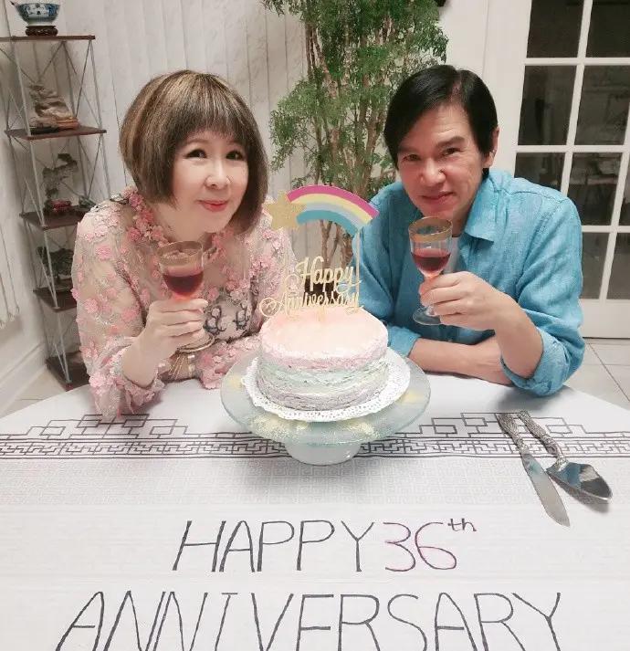 林嘉华夫妇庆结婚36年 相拥切蛋糕太恩爱 一家三口豪宅吃大餐