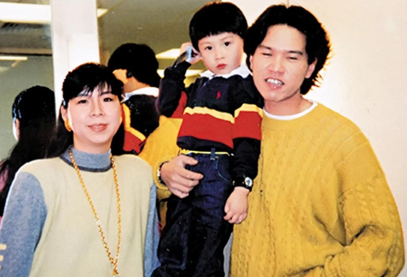 林嘉华夫妇庆结婚36年 相拥切蛋糕太恩爱 一家三口豪宅吃大餐