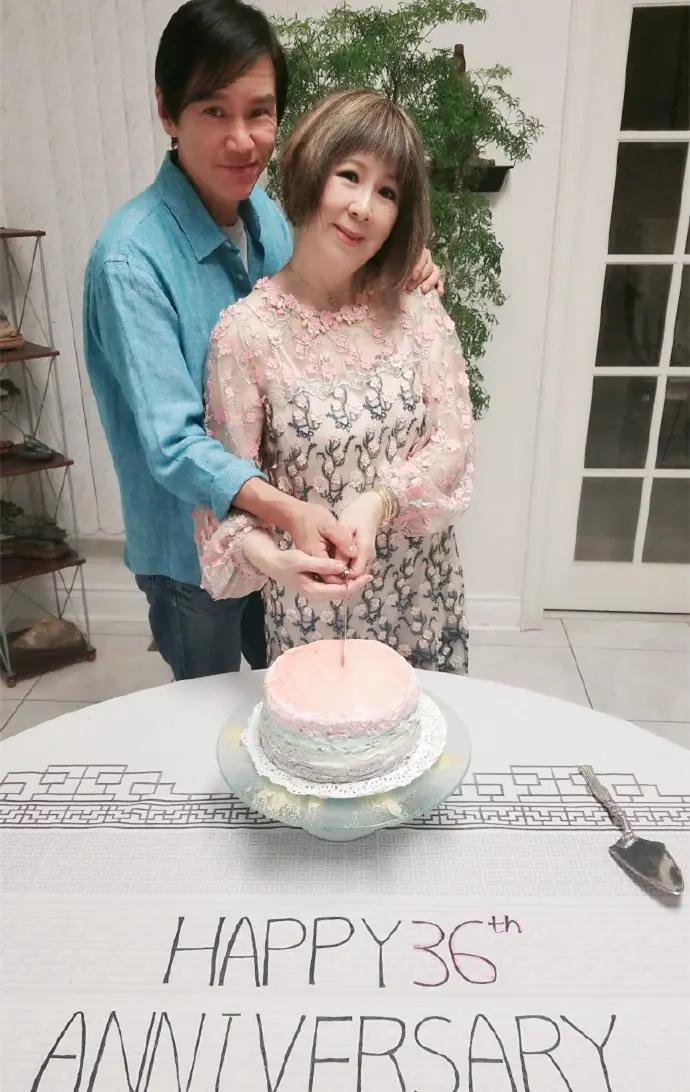 林嘉华夫妇庆结婚36年 相拥切蛋糕太恩爱 一家三口豪宅吃大餐