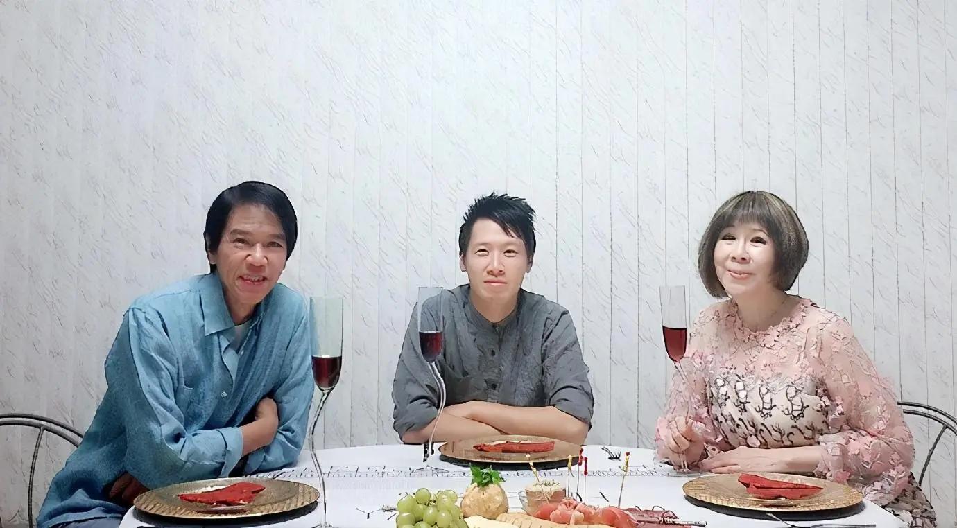 林嘉华夫妇庆结婚36年 相拥切蛋糕太恩爱 一家三口豪宅吃大餐