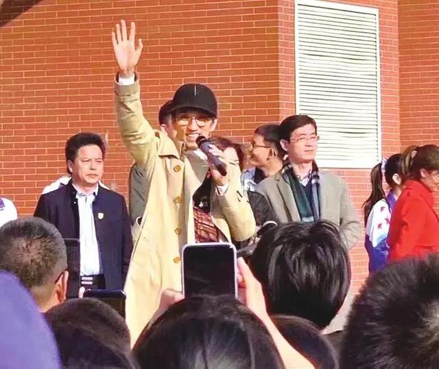 感动!林志炫赴某高中唱《单身情歌》兑现“十年之约”