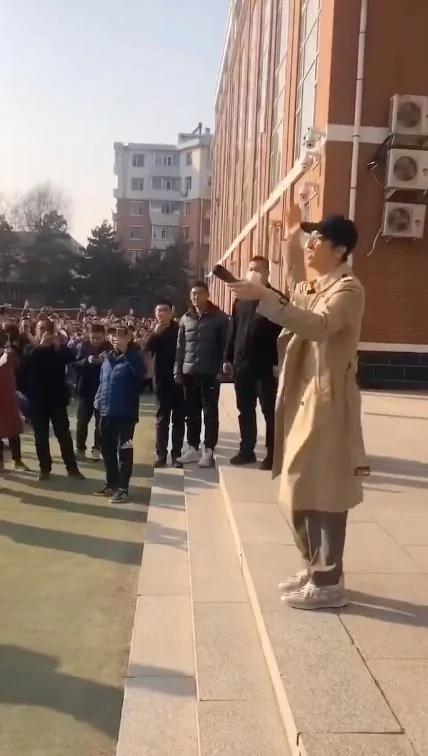 感动!林志炫赴某高中唱《单身情歌》兑现“十年之约”