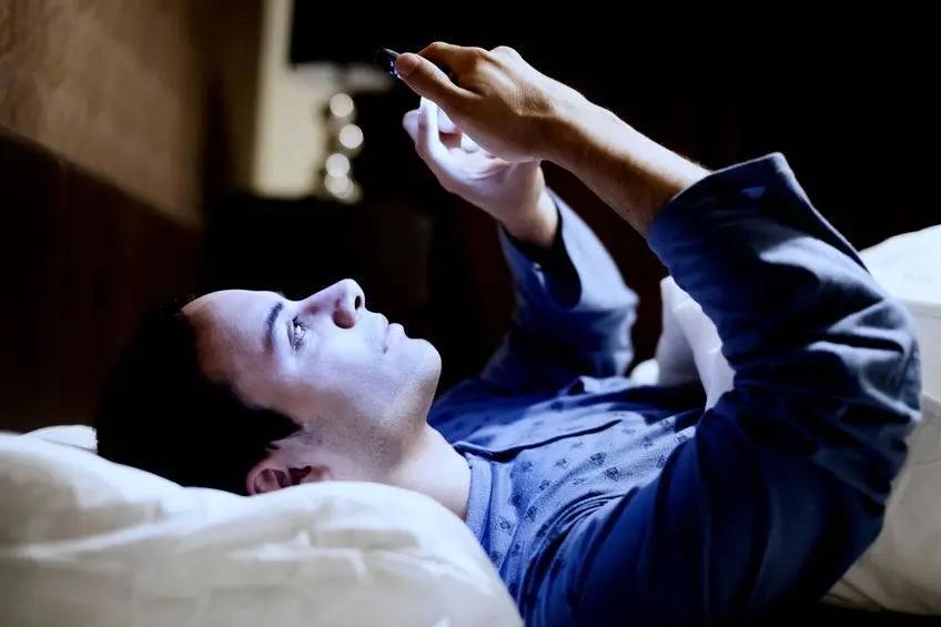 连续熬夜3晚却突发耳聋:熬夜这5宗罪 有多少人能伤得起?
