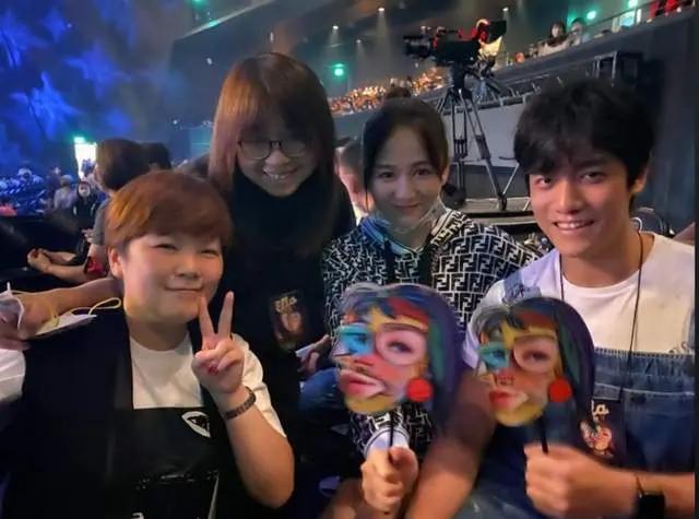 陈乔恩带男友看演出 台下亲密合影 艾伦来台湾两个月仍不舍离开
