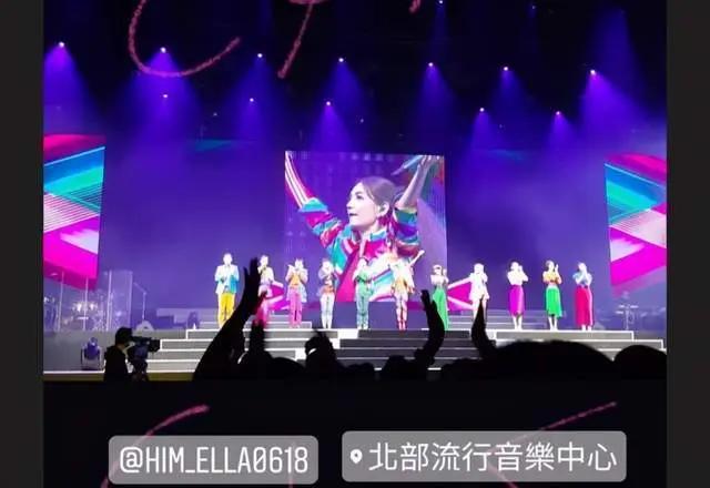 陈乔恩带男友看演出 台下亲密合影 艾伦来台湾两个月仍不舍离开