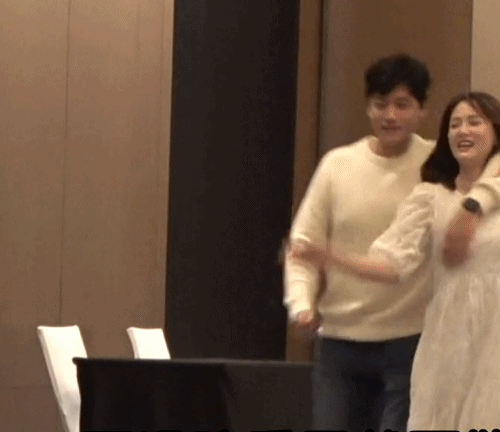 陈乔恩带男友看演出 台下亲密合影 艾伦来台湾两个月仍不舍离开