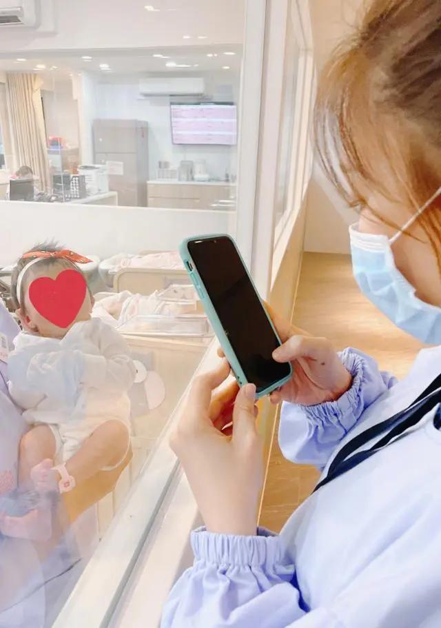 陈乔恩探望安以轩二胎女儿 透露宝宝颜值超高 甚至比亲妈还美