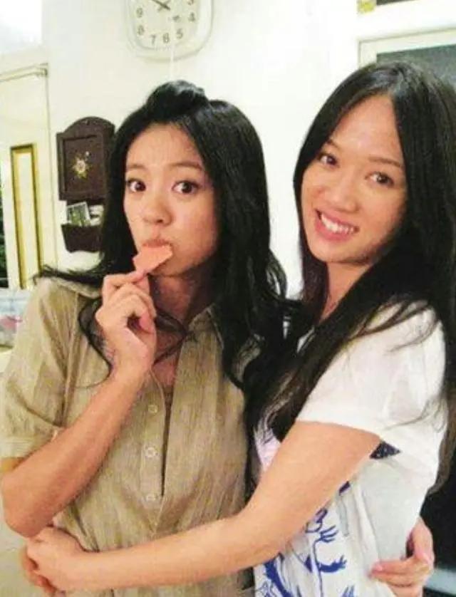 陈乔恩探望安以轩二胎女儿 透露宝宝颜值超高 甚至比亲妈还美