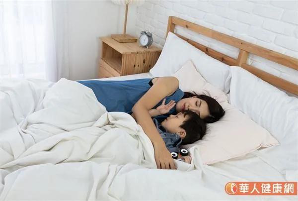 孩子老是吵著看電視、玩電動不想睡？專家教爸媽3點 這樣做...