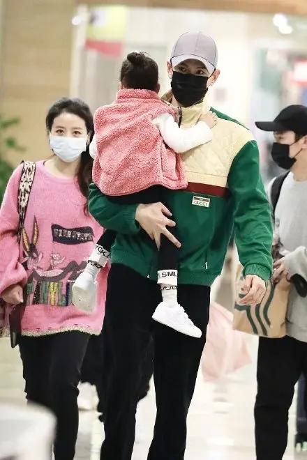 经超一家三口罕同框 3岁女儿有爸爸半人多高 小长腿优越星范十足
