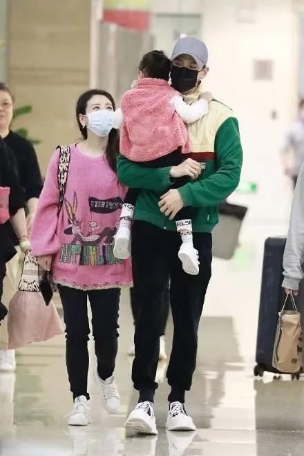 经超一家三口罕同框 3岁女儿有爸爸半人多高 小长腿优越星范十足