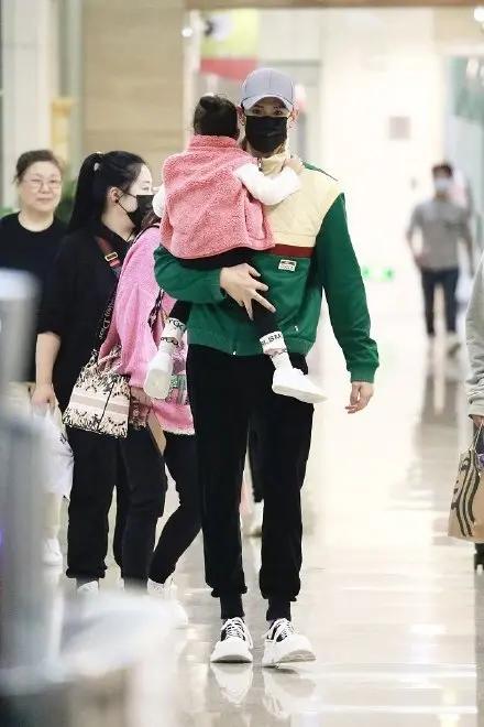 经超一家三口罕同框 3岁女儿有爸爸半人多高 小长腿优越星范十足