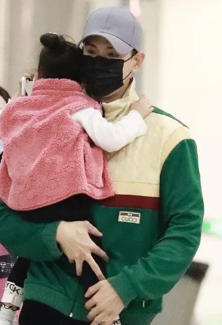 经超一家三口罕同框 3岁女儿有爸爸半人多高 小长腿优越星范十足