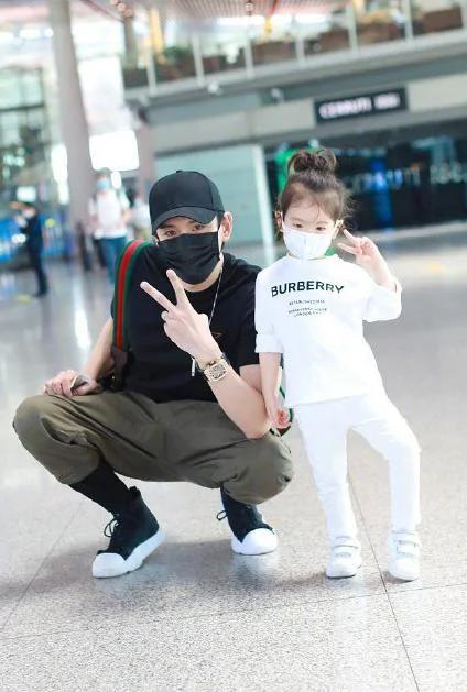经超一家三口罕同框 3岁女儿有爸爸半人多高 小长腿优越星范十足