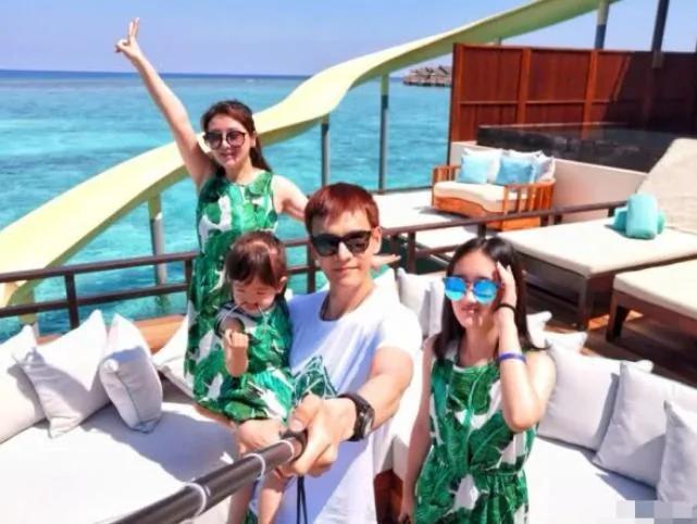 经超一家三口罕同框 3岁女儿有爸爸半人多高 小长腿优越星范十足