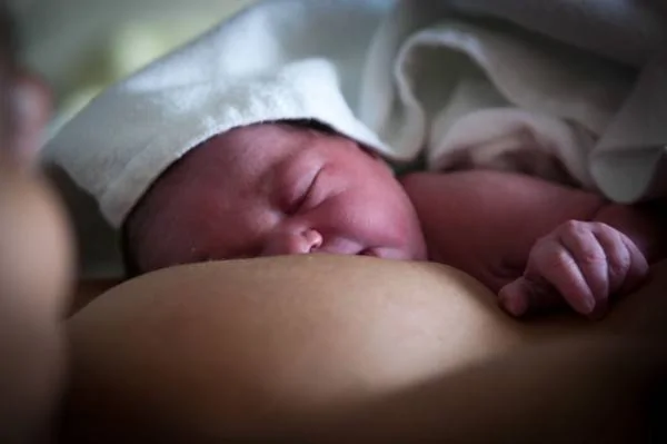 澳洲墨爾本一名年輕媽媽日前哄完6個月大的兒子準備入睡時，突然聽到嬰兒房中傳出詭異男聲，檢查後發現聲音源自嬰兒房的監視器，嚇得連忙將監視器的電源切掉。示意圖與本新聞無關。（法新社）