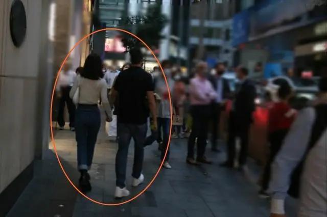 力破分手传闻!阿Sa与男友牵手依偎超甜蜜 偶遇任达华当街热聊