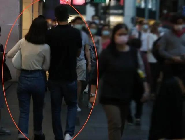 力破分手传闻!阿Sa与男友牵手依偎超甜蜜 偶遇任达华当街热聊