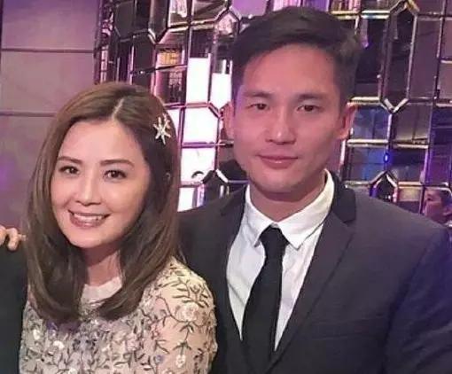 力破分手传闻!阿Sa与男友牵手依偎超甜蜜 偶遇任达华当街热聊