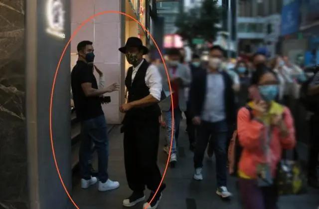 力破分手传闻!阿Sa与男友牵手依偎超甜蜜 偶遇任达华当街热聊