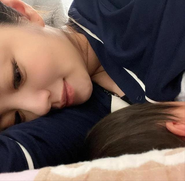 安以轩产后晒甜美自拍 比心眨眼卖萌 坐月子仍不忘化淡妆太精致