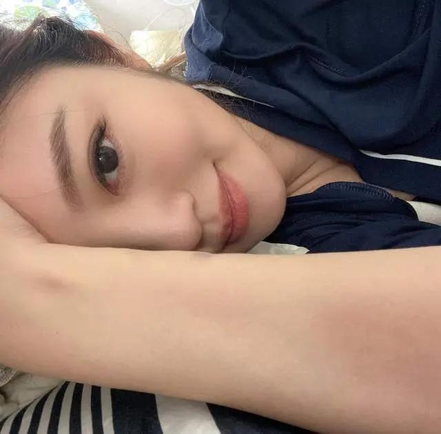安以轩产后晒甜美自拍 比心眨眼卖萌 坐月子仍不忘化淡妆太精致