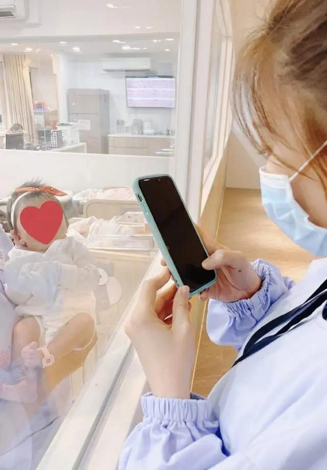 安以轩产后晒甜美自拍 比心眨眼卖萌 坐月子仍不忘化淡妆太精致