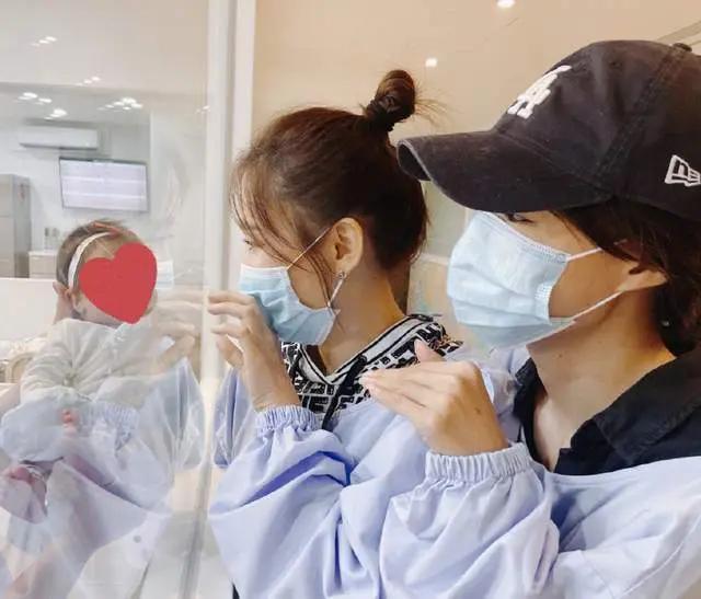 安以轩产后晒甜美自拍 比心眨眼卖萌 坐月子仍不忘化淡妆太精致