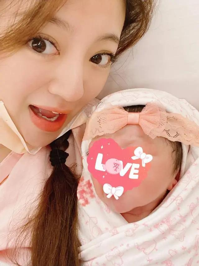 安以轩产后晒甜美自拍 比心眨眼卖萌 坐月子仍不忘化淡妆太精致