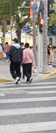 网友偶遇邓超孙俪十指紧扣逛街 结婚十年依旧甜如初恋