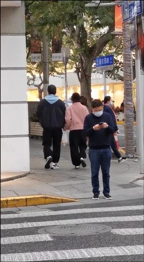 网友偶遇邓超孙俪十指紧扣逛街 结婚十年依旧甜如初恋