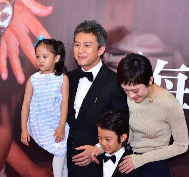 网友偶遇邓超孙俪十指紧扣逛街 结婚十年依旧甜如初恋
