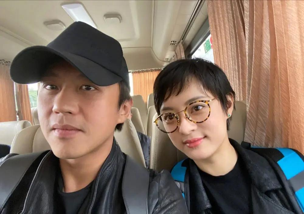 网友偶遇邓超孙俪十指紧扣逛街 结婚十年依旧甜如初恋