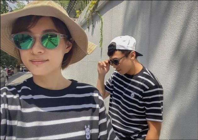 网友偶遇邓超孙俪十指紧扣逛街 结婚十年依旧甜如初恋