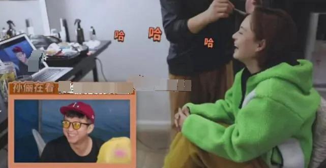 网友偶遇邓超孙俪十指紧扣逛街 结婚十年依旧甜如初恋
