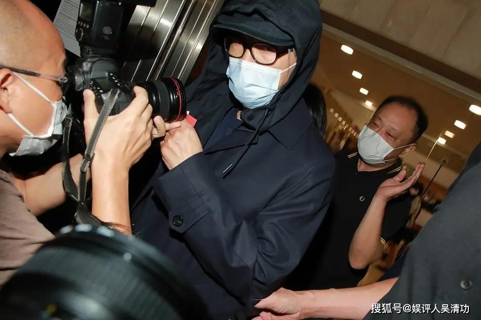 周星驰庭审结束后离开法院 惨被女粉丝抓手