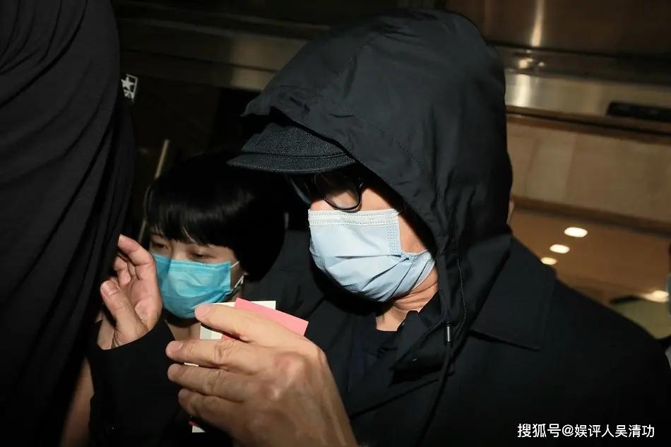 周星驰庭审结束后离开法院 惨被女粉丝抓手