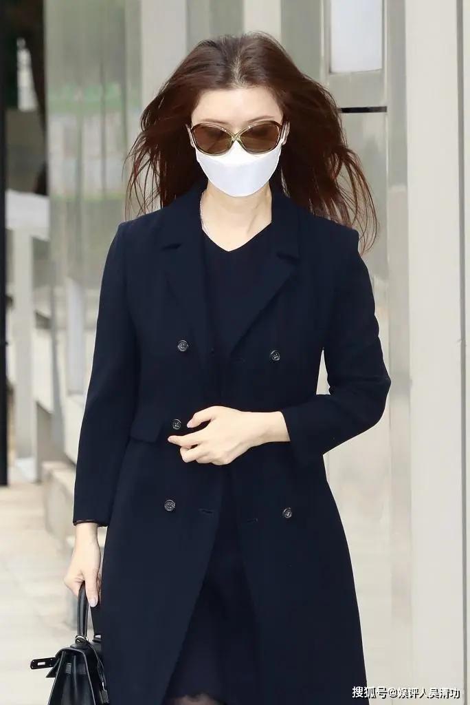 周星驰庭审结束后离开法院 惨被女粉丝抓手