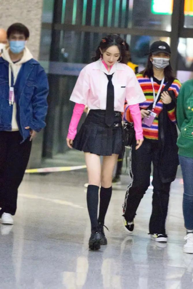 杨幂学院风造型现身 气质自然显俏皮少女感 百褶短裙秀美腿抢镜
