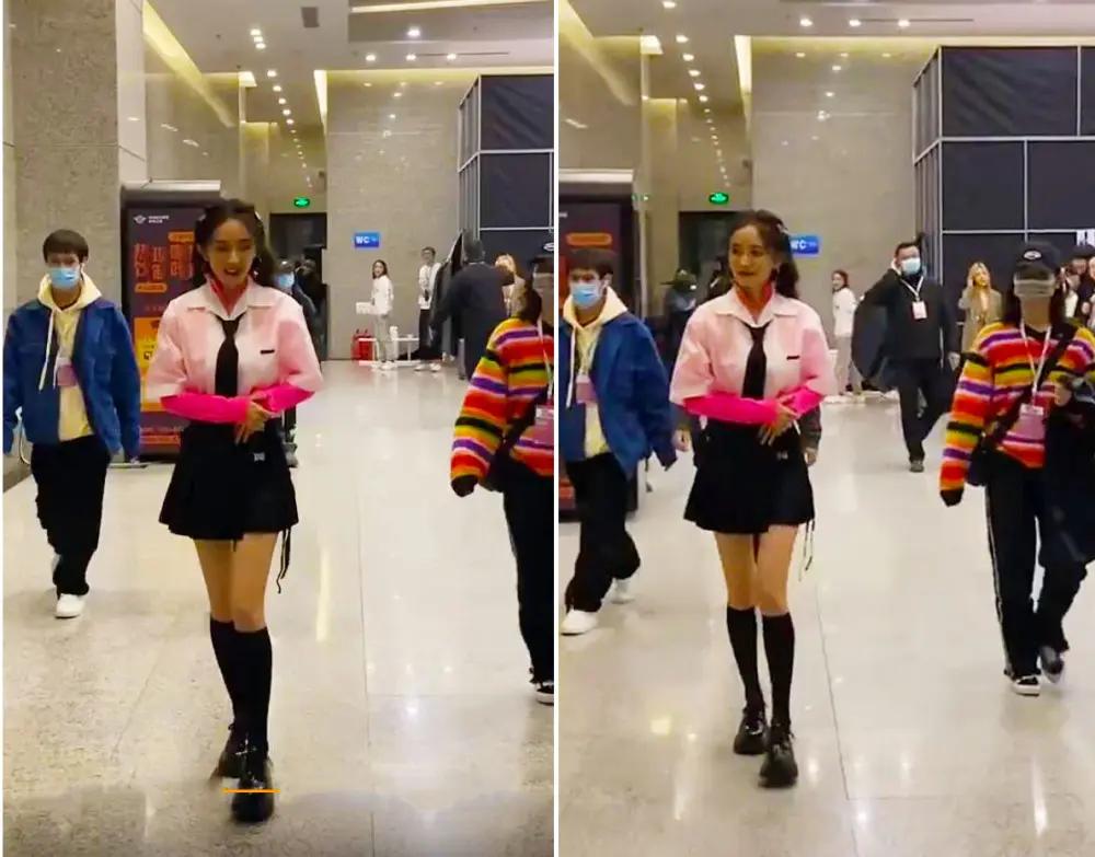 杨幂学院风造型现身 气质自然显俏皮少女感 百褶短裙秀美腿抢镜