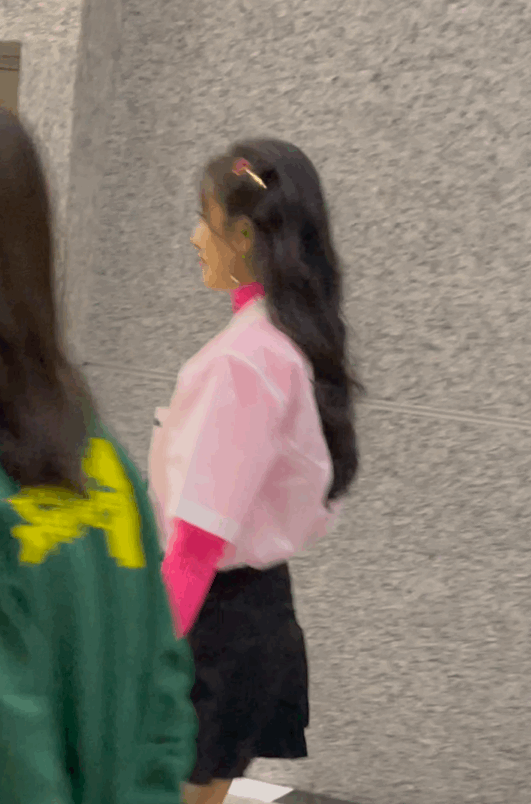 杨幂学院风造型现身 气质自然显俏皮少女感 百褶短裙秀美腿抢镜