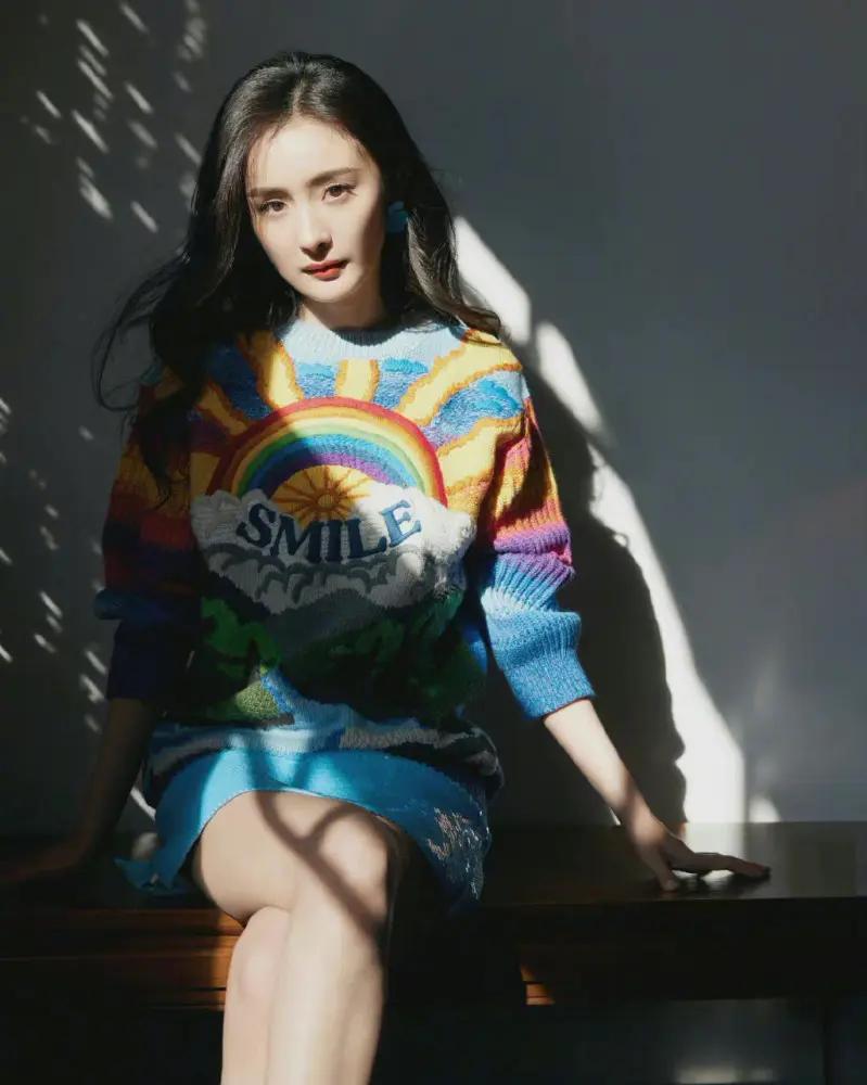 杨幂学院风造型现身 气质自然显俏皮少女感 百褶短裙秀美腿抢镜