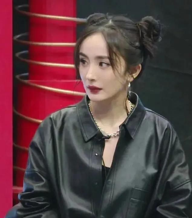 杨幂学院风造型现身 气质自然显俏皮少女感 百褶短裙秀美腿抢镜