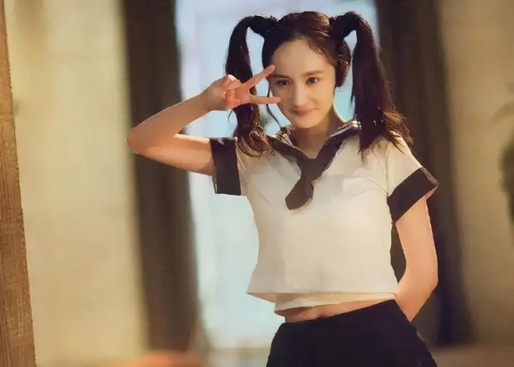 杨幂学院风造型现身 气质自然显俏皮少女感 百褶短裙秀美腿抢镜