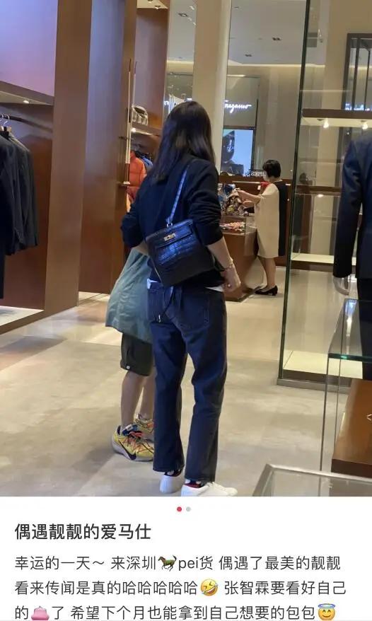 网友偶遇袁咏仪带儿子逛街买包 母子俩有说有聊