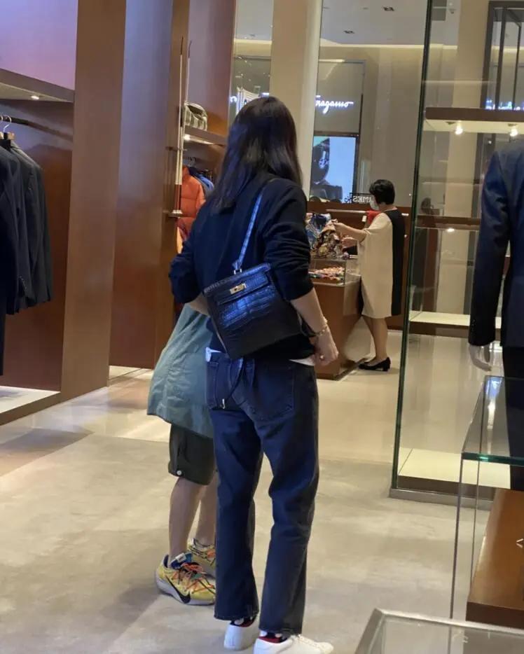 网友偶遇袁咏仪带儿子逛街买包 母子俩有说有聊