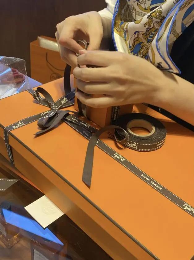 网友偶遇袁咏仪带儿子逛街买包 母子俩有说有聊